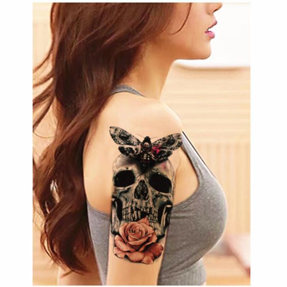 Tatouage Papillon De Nuit Avec Crâne Et Rose Sur Le Bras