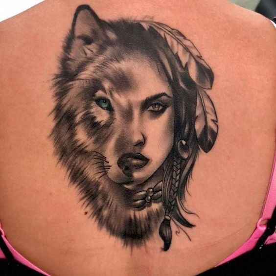 Tatouage Demi Louve Et Demi Femme Sur Le Dos