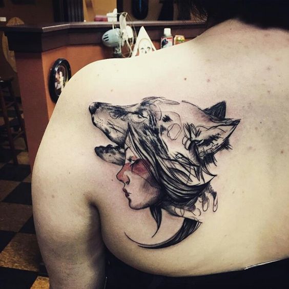 Tatouage Femme Loup Sur Le Dos