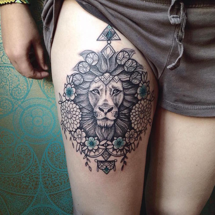 Tatouage Lion Ornemental Avec Fleurs Sur La Cuisse