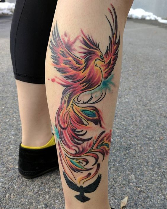 Tatouage Phœnix Enflammé Avec Oiseau Noir Sur La Jambe