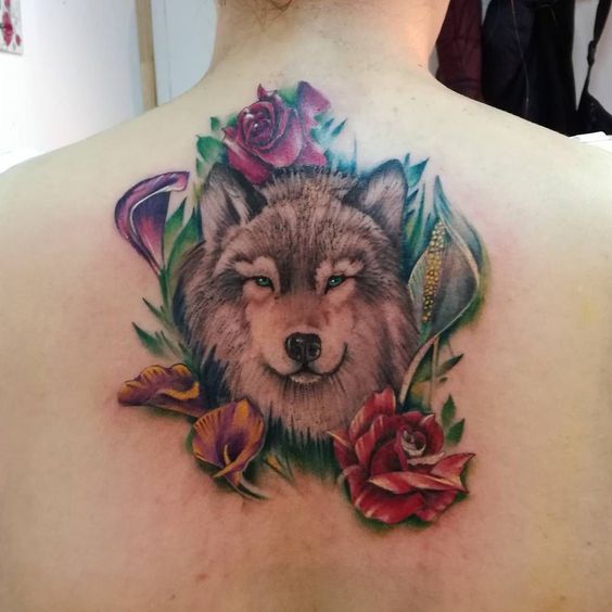 Tatouage Loup Dans Une Décoration Florale Sur Le Dos