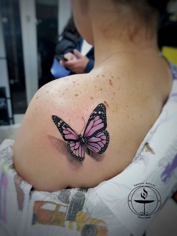 Tatouage Papillon 3d Violet Sur L’omoplate