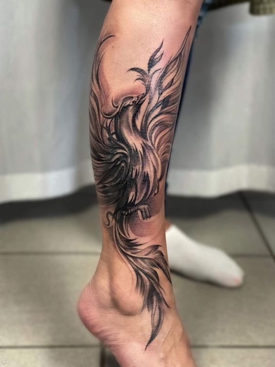 Tatouage Phœnix Noir Avec Longue Queue Sur La Jambe