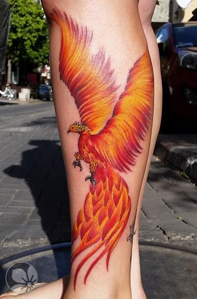 Tatouage Phœnix Rouge Enflammé Sur La Jambe