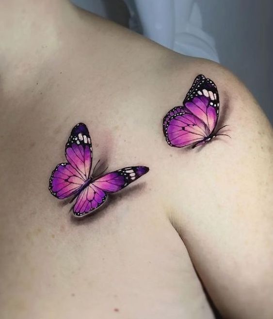 tatouage De Deux Papillons Violets En 3d Sur L'omoplate