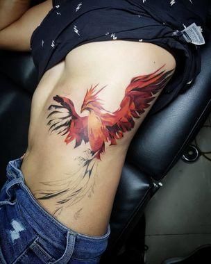 Tatouage Phœnix Graphique Avec Ligne Fine Sur Les Côtes