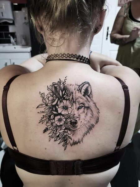 Tatouage Demi Loup Avec Bouquet De Roses