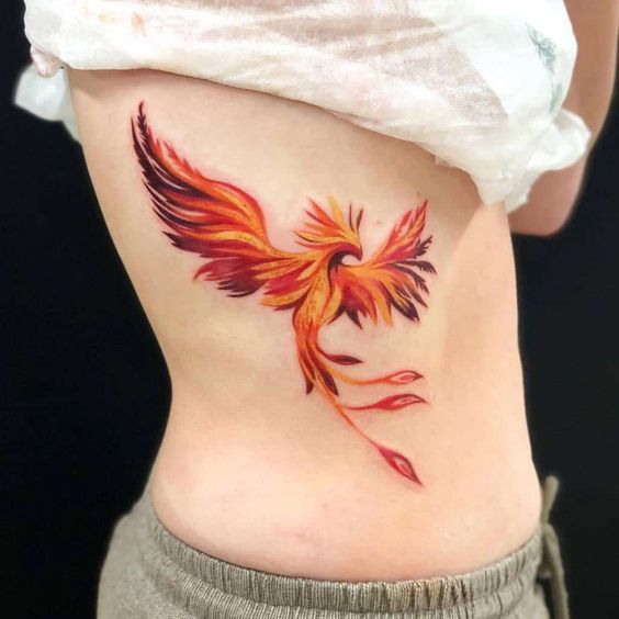 Tatouage Phœnix Orange, Noir Et Jaune Sur Les Côtes