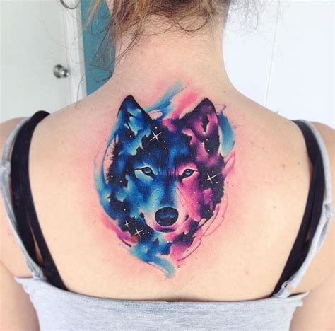 Tatouage Loup étoilé Aquarelle Sur Le Dos