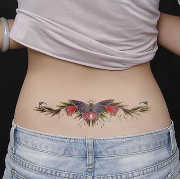Tatouage Papillon & Fleurs Sur La Hanche 