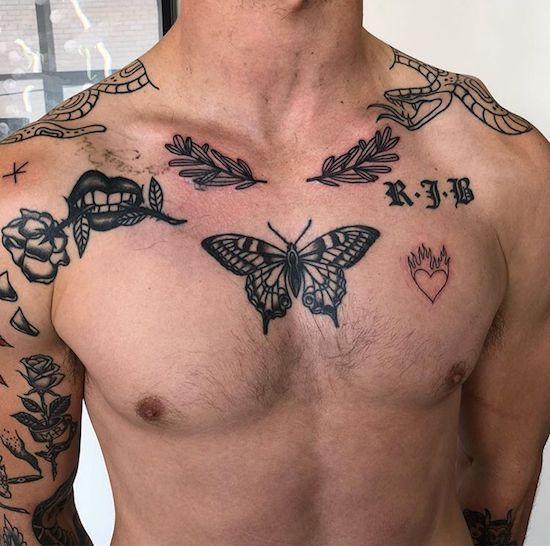 Tatouage Papillon Avec Initiales Sur Le Torse 