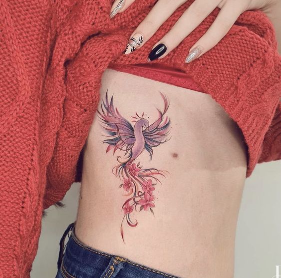 Tatouage Phœnix En Ligne Fine Avec Fleurs Sur Les Côtes