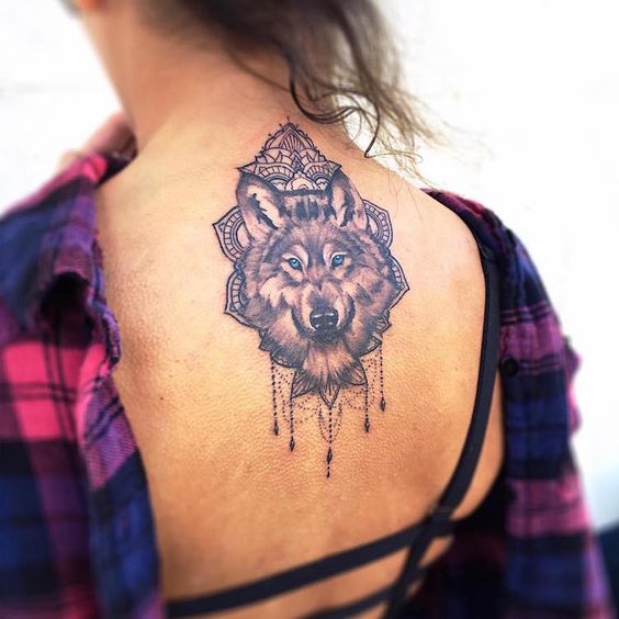 Tatouage Loup Avec Mandala Et Dentelle Sur Le Dos