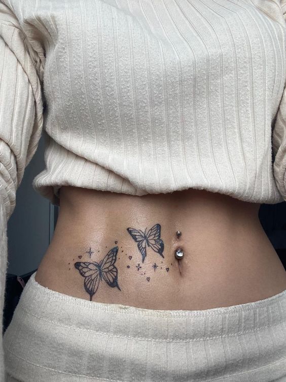 Tatouage Papillons Et étoiles Sur La Hanche 