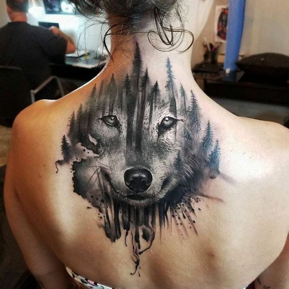 Tatouage Loup Souriant En Noir Sur Le Dos