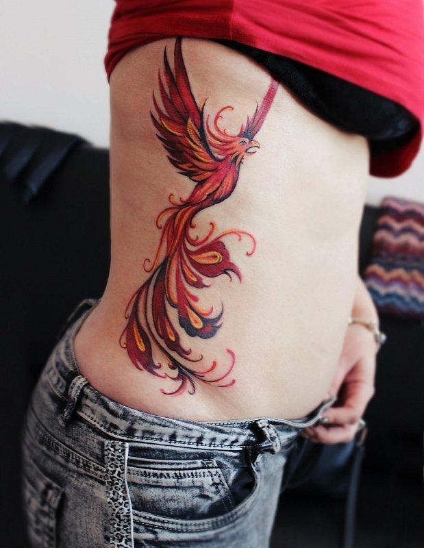 Tatouage Phœnix Rouge Déployant Des Ailes Sur Les Côtes