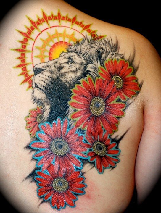 Tatouage Lion Avec Marguerites Et Soleil Sur Le Dos