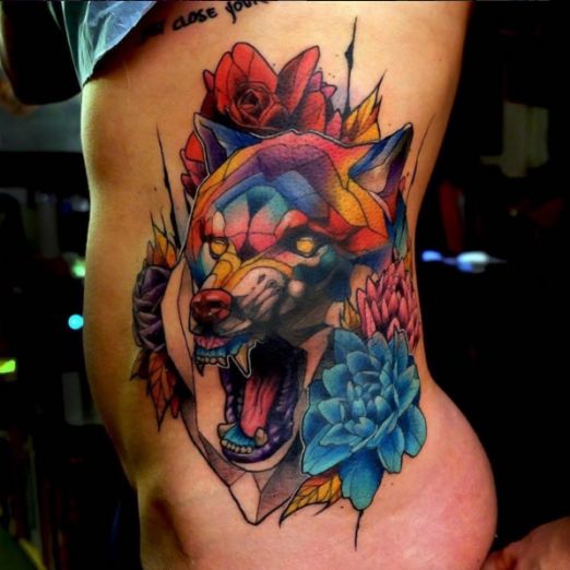 Tatouage Loup Old School Rugissant Sur Les Côtes