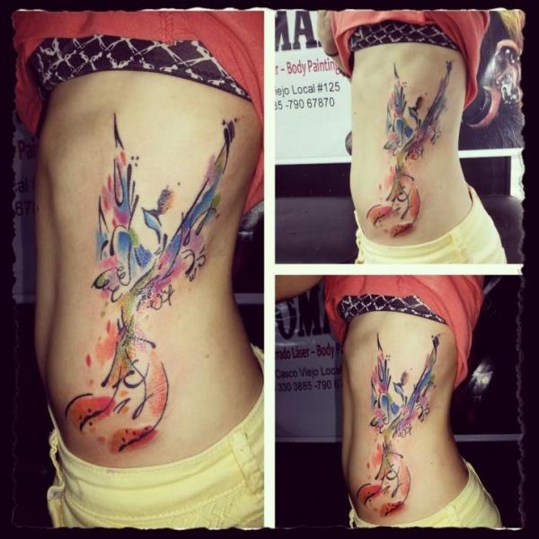 Tatouage Phœnix Artistique Avec Touche D’aquarelle Sur Les Côtes