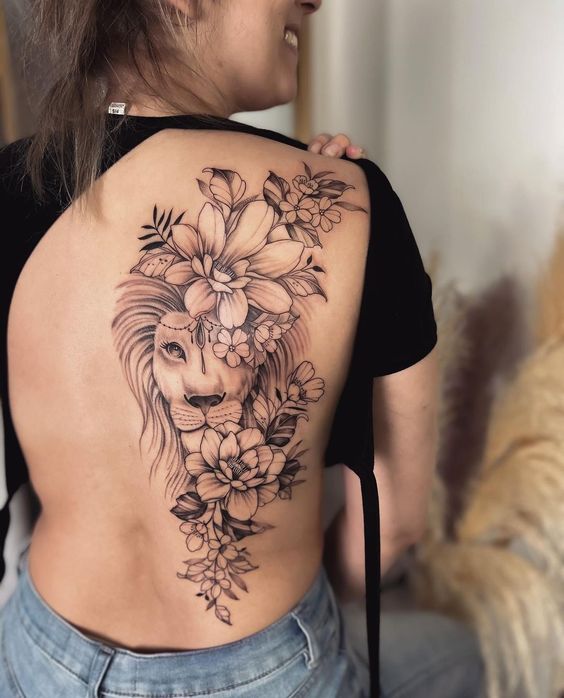 Tatouage Lion, Pendentif Et Fleurs