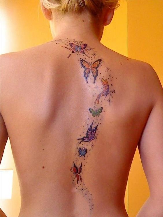Tatouage Papillons Colorés Avec Des étoiles Sur Le Dos