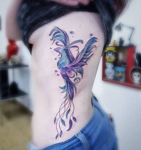 Tatouage Phœnix étoilé Bleu Et Violet Sur Les Côtes