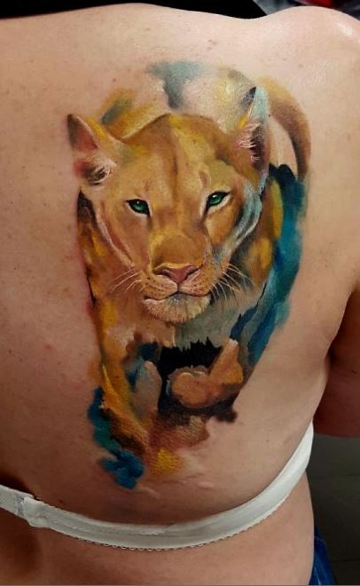 Tatouage Lionne Réaliste Sur Le Dos