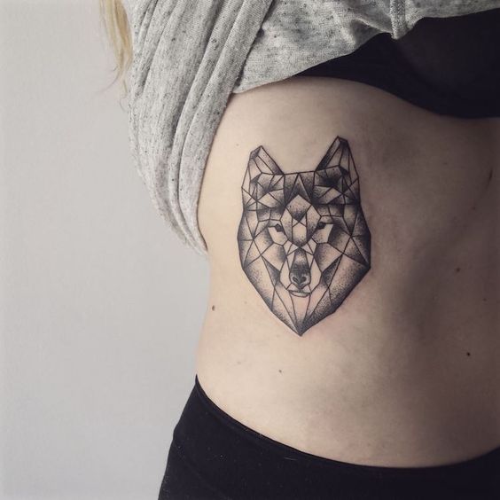 Tatouage Loup Minimaliste Géométrique Sur Les Côtes
