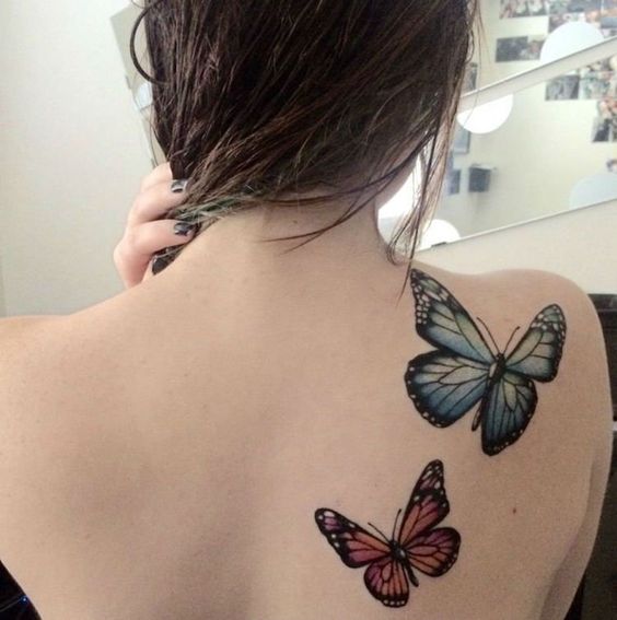 Tatouage Papillons Monarques Rouge Et Bleu Sur Le Dos 