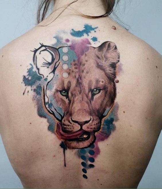Tatouage Lionne Avec Touche Aquarelle Sur Le Dos