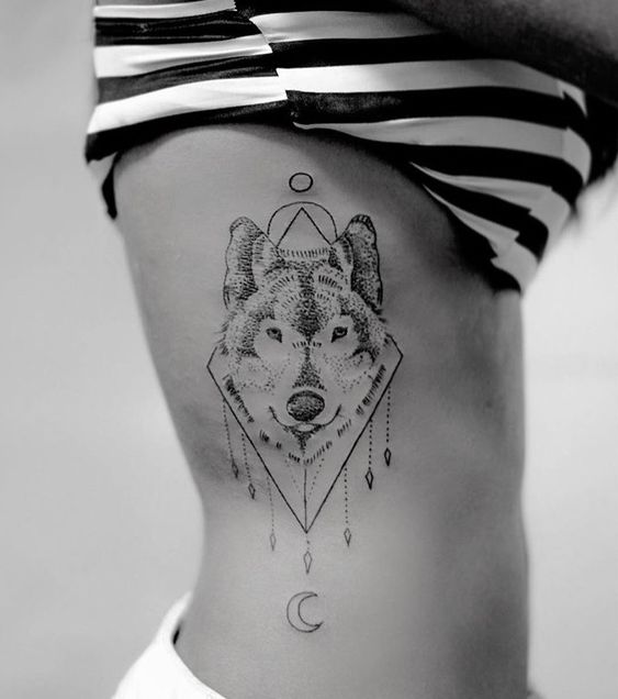 Tatouage Loup Avec Figures Géométriques Sur Les Côtes