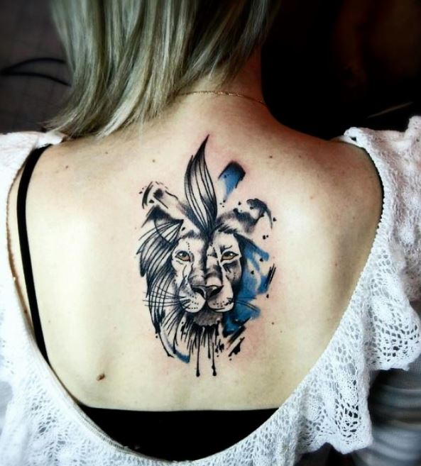 Tatouage Lion Mandala Et Aquarelle Bleue Sur Le Dos