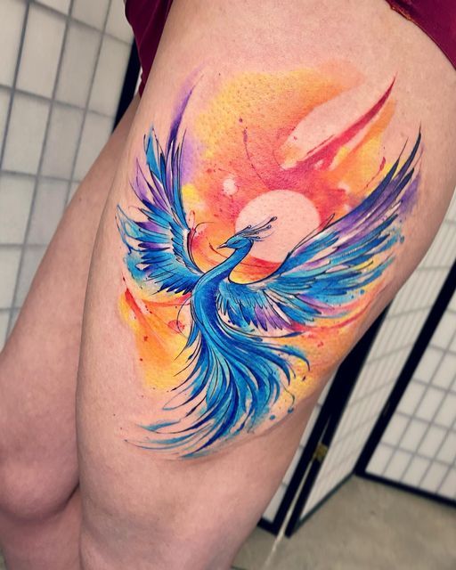 Tatouage Phœnix Et Soleil Brillant Couleur Aquarelle Sur La Cuisse