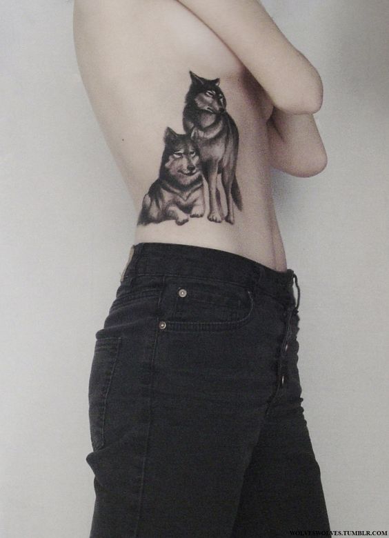 Tatouage Loup Et Louve Sur Les Côtes