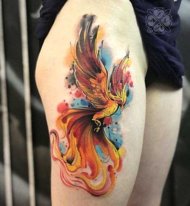 Tatouage Phœnix Aquarelle Jaune, Bleu Et Orange Sur La Cuisse