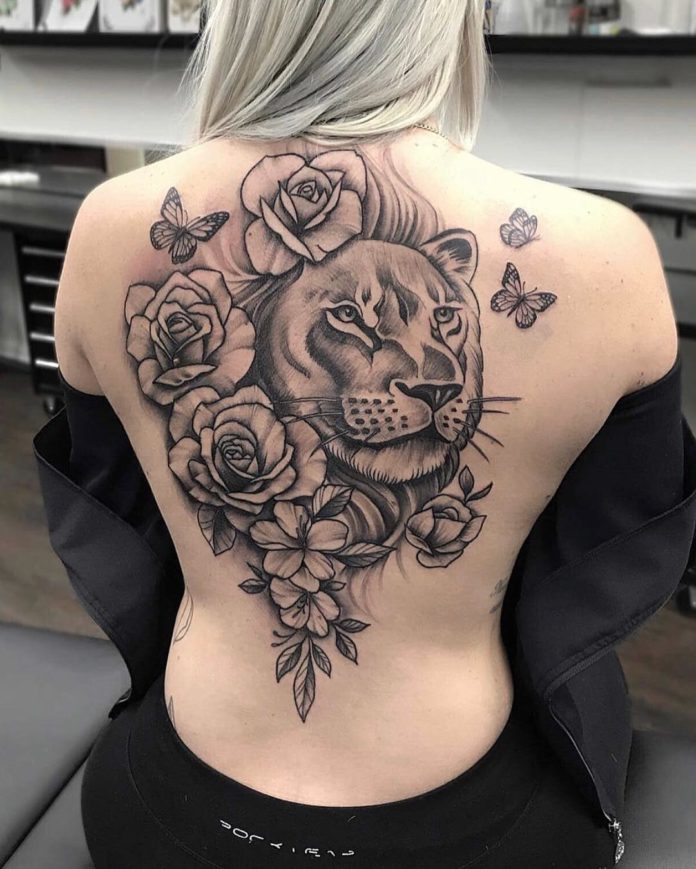 Tatouage Lion Avec Roses Et Papillons Sur Le Dos