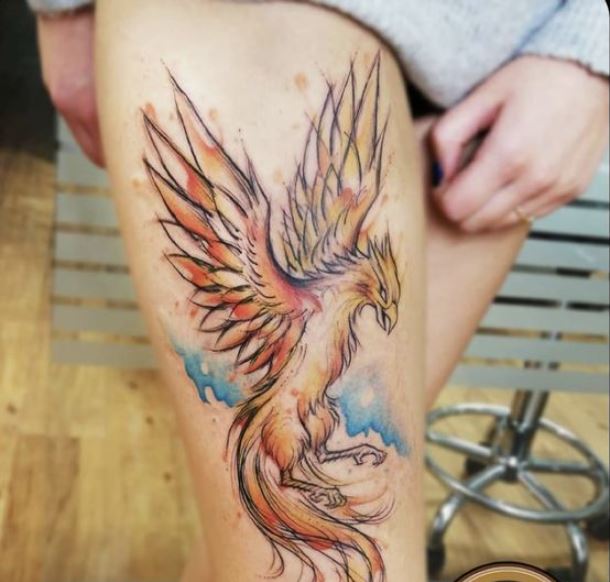 Tatouage Phœnix Graphique Et Aquarelle Sur La Cuisse