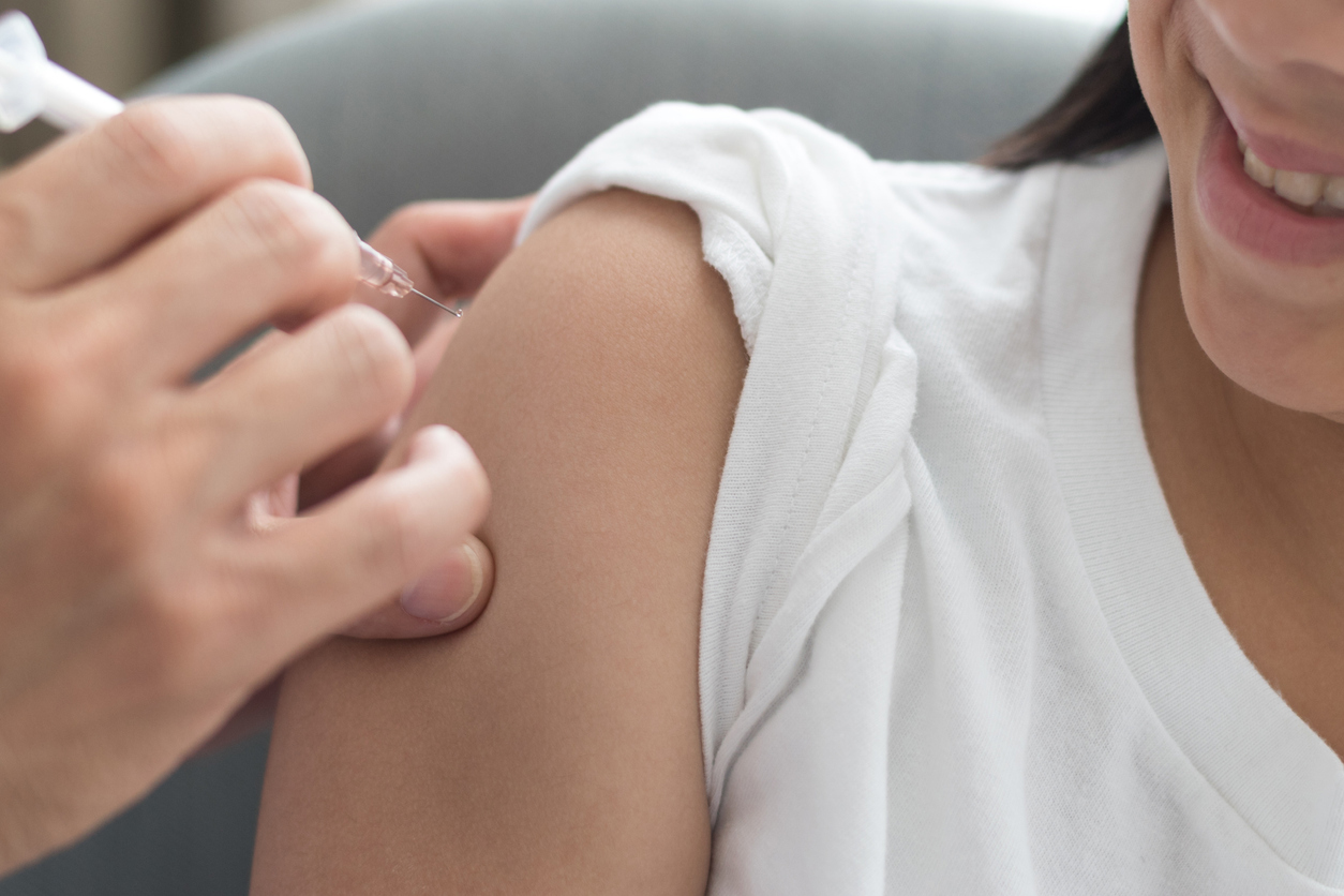 jeune femme recevant le vaccin contre le Papillomavirus