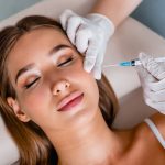 Jeune femme reçoit des injections de collagène dans le visage