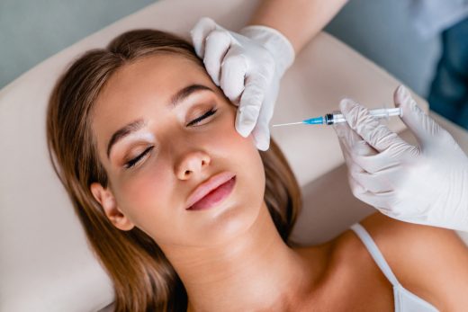 Jeune femme reçoit des injections de collagène dans le visage