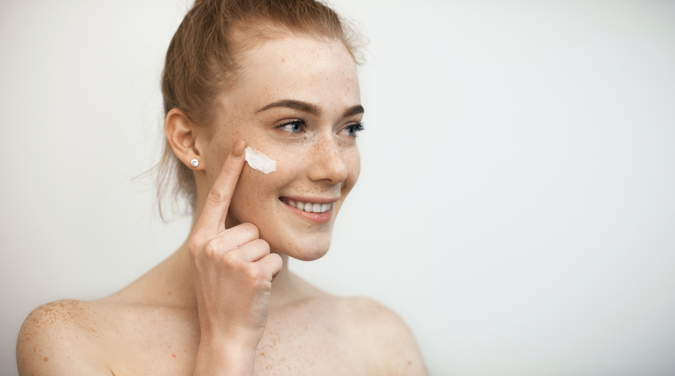 jeune femme s’appliquant de la crème