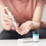 femme diabétique faisant un test de glycémie
