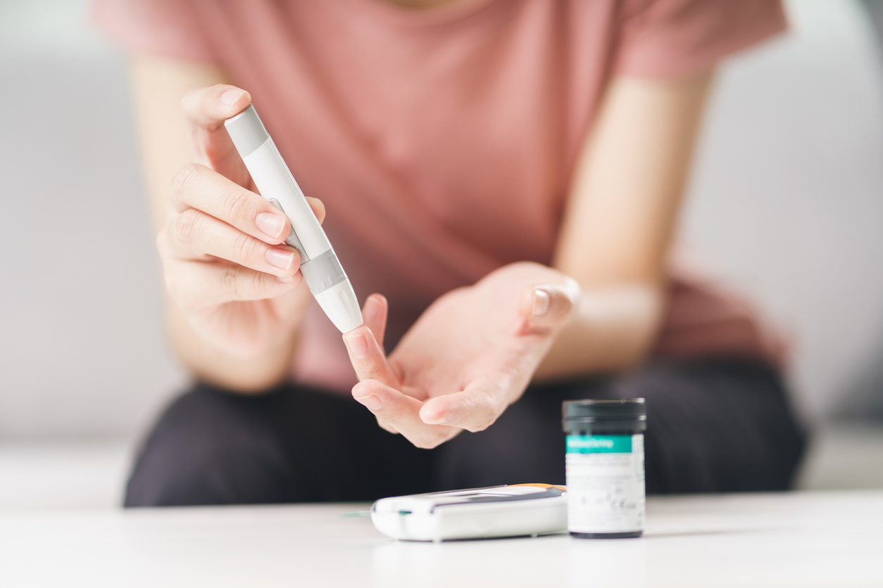 femme diabétique faisant un test de glycémie