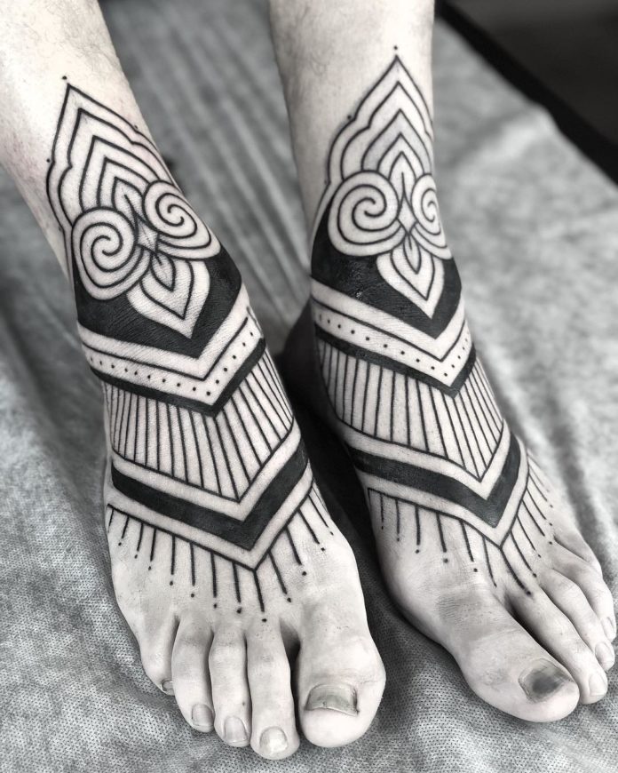 Tatouage Pied Mandala Avec Bandes Et Dotwork