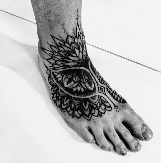 Tatouage Pied Mandala Dot Work