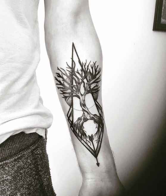 Tatouage Arbre De Vie Et Flèche Sur L'avant Bras