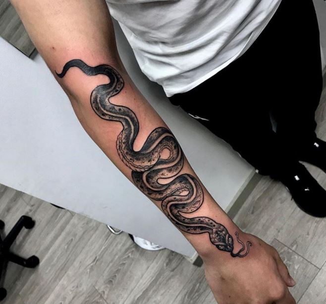 Tatouage Boa Noir Et Gris Sur L'avant Bras