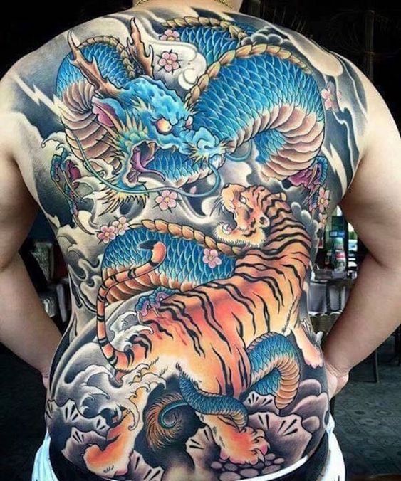 Tatouage Dragon Bleu Contre Tigre Sur Le Dos