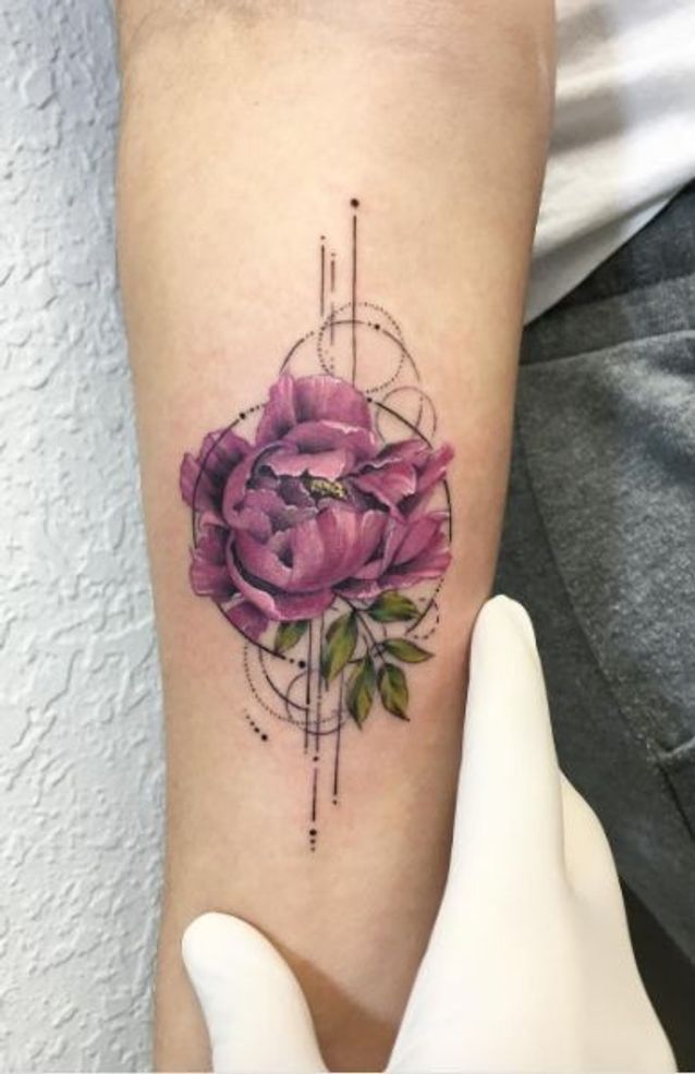 Tatouage Pivoine Rose Et Figures Géométriques Sur L'avant Bras